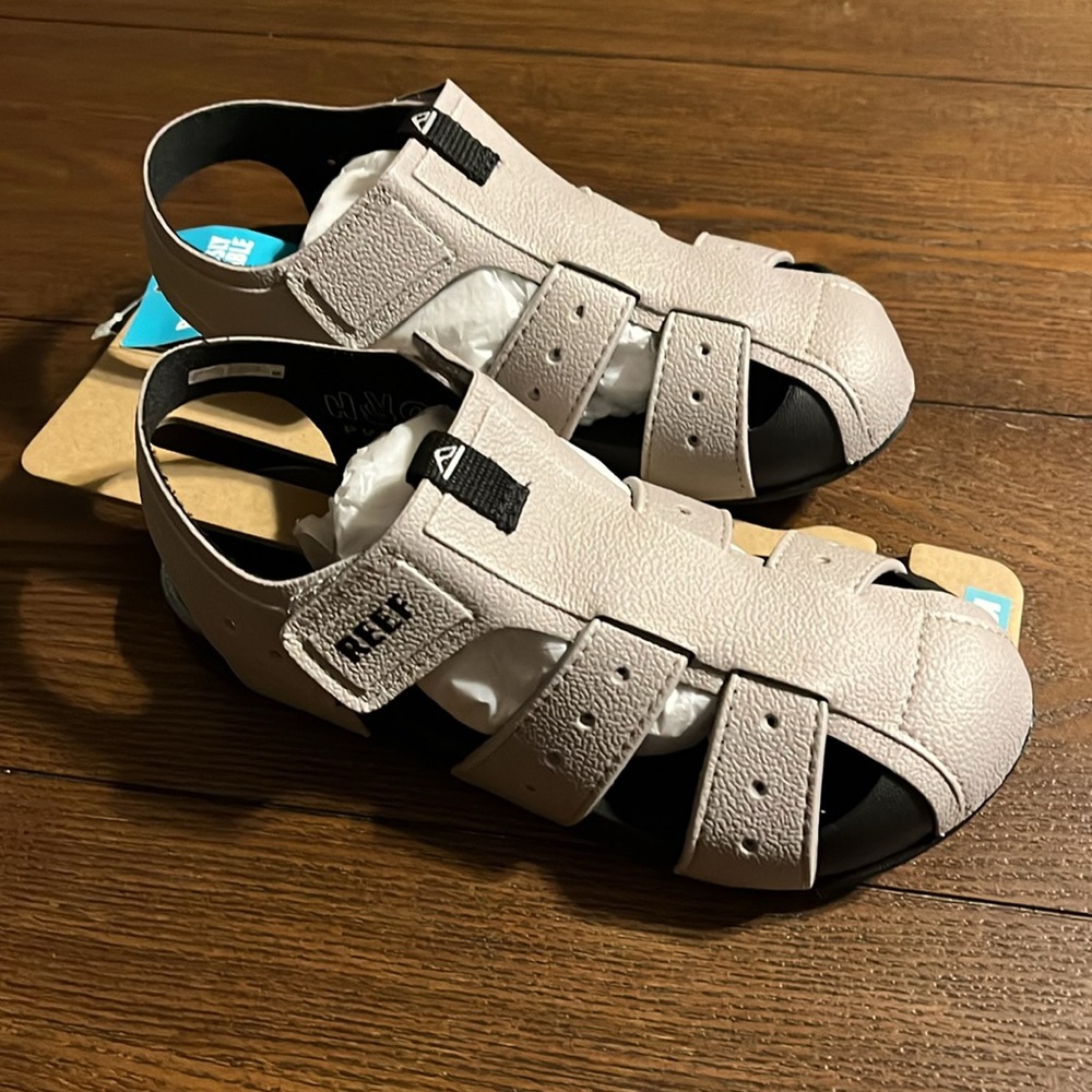 NWT Reef 3Y sandals